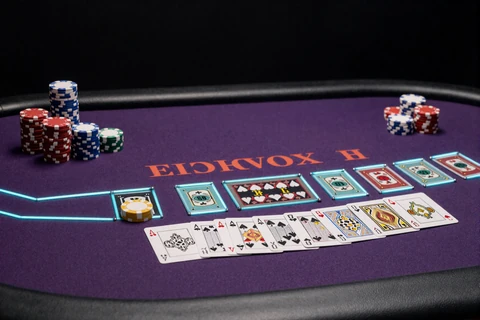 Live-Baccarat-Tisch mit violettem Filz und leuchtenden Chips im GambleZen Casino