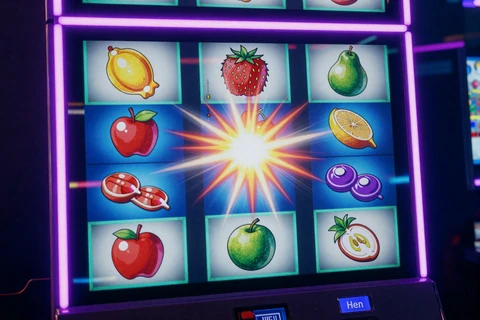 Neon Slot Walzen mit Frucht Symbolen als Automatenspiele im Online Casino