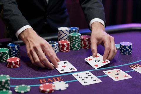 Live-Dealer teilt Blackjack-Karten am Tisch im Live-Casino von GambleZen aus