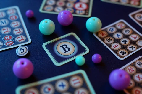 Leuchtende Rubbellose und Bingo Kugeln als Specialty Spiele bei GambleZen