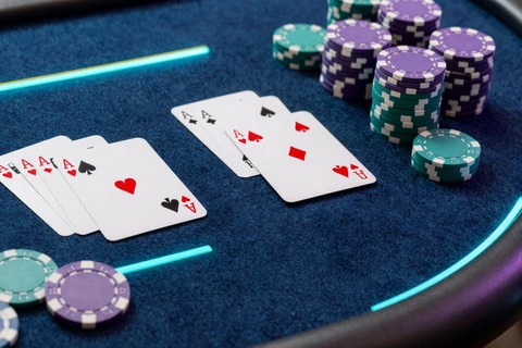 Blackjack Tisch mit Karten und violetten Chips im Live-Casino von GambleZen