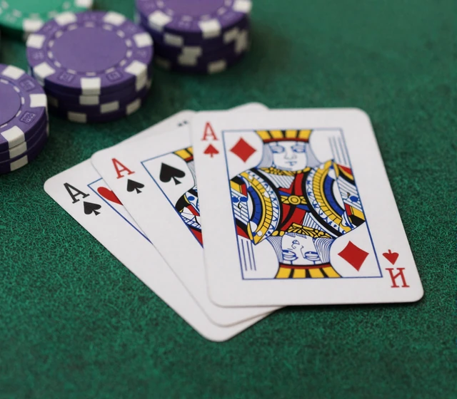 Blackjack-Karten mit Ass und K&ouml;nig sowie violetten Chips als perfekte Blackjack-Hand
