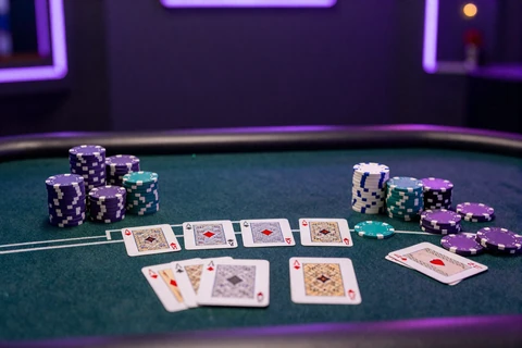 Blackjack Tisch mit Karten und leuchtenden Chips als Tischspiele im Casino